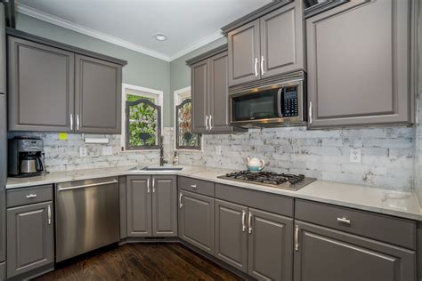 Redoing kitchen cabinets. White gloss kitchen cabinets are the most popular tried and tested of all the gloss colors because they maximize the amount of light being reflected around the room. In fact, more than 40% of homeowners prefer white kitchen cabinets. 100% gloss paint finishes are very common in contemporary designs, having an … 
