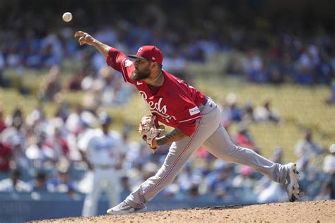 Reds beat Dodgers 9-0 on homers by De La Cruz and Votto, grab NL Central lead over Brewers