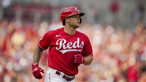 Reds demote veteran INF/OF Nick Senzel to Triple-A Louisville and recall Henry Ramos