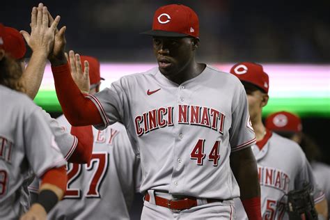 Reds look to end 4-game losing streak, take on the Nationals