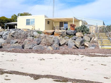 Reef Point - Chinaman Wells, Accommodation