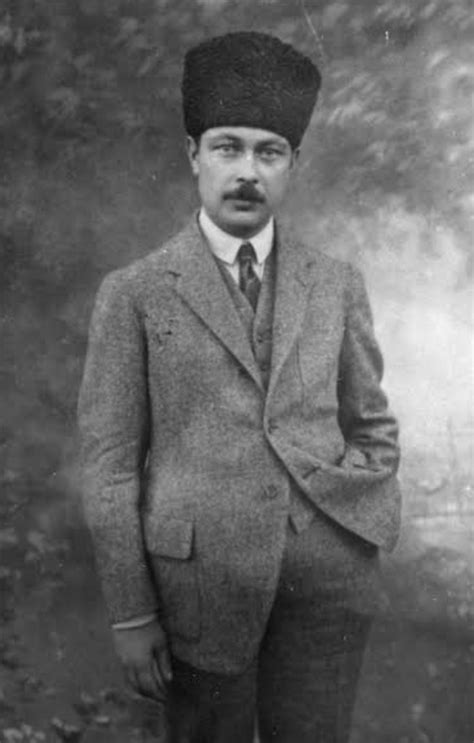 Refik Halit Karay kimdir.