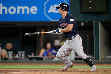 Refsnyder leads Red Sox to rare late comeback over Rangers