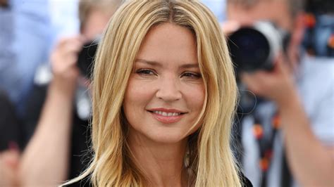 Regarder Blonde Porte Jarretelle vidéo