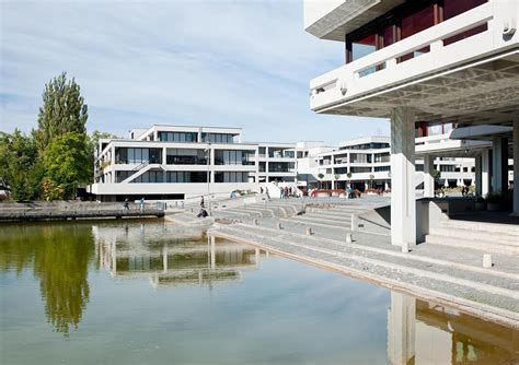 The University Hospital Regensburg opened in 1992 and is the only tertiary health care provider in Eastern Bavaria, a region with about 2 Million inhabitants. The main duties are patient care, research and teaching. Profile 835 beds; over 3500 highly qualified members of staff; 37 institutions, departments and clinical-theoretical institutes