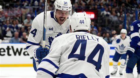 Reilly scores in OT to lift Maple Leafs past Lightning, 4-3