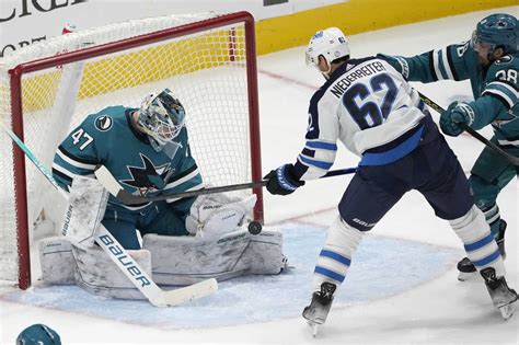Reimer shines in shutout, Sharks blank Jets 3-0 to stop skid
