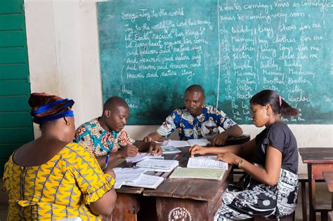 Relation formation emploi dans la professionnalisation de l'enseignement au cameroun. - System dynamics palm solutions manual 1st.