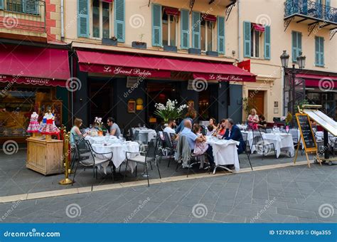 Relax in a French bistro principally before finale (6