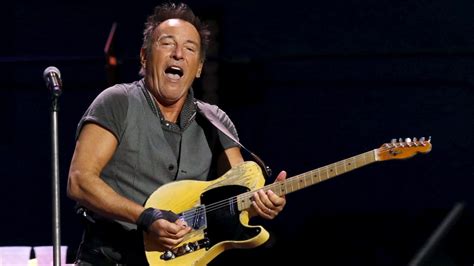 Remembering His Friends, Springsteen Writes ‘Letter to You’ - VOA