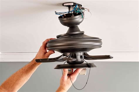 Remove ceiling fan. The kind of light bulb determines the method for removing an old light bulb. Hold it in place gently and firmly if your previous bulb has a bayonet mount or a GU10 socket. Push and turn counterclockwise with light force until the bulb releases. The screws should be turned slightly counterclockwise until they loosen. 
