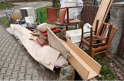 Remove old furniture. Some may specialize in furniture removal, while others may handle a broader range of household items. Check the service's item acceptance policies to ensure they can properly dispose of the specific items you need to remove. At 1-800-GOT-JUNK?, we take many kinds of old furniture, and we take many other types of junk, too: Televisions 