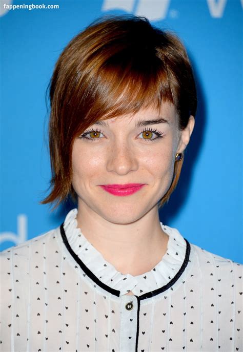 Renee Felice Smith received an education at Tisch School of the Arts. She began her career at the age of 6. She took part in the screening of the films Code Academy, Baby, Nanny Cam and others.
