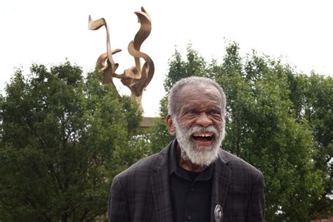 Renowned Chicago sculptor Richard Hunt dies at 88