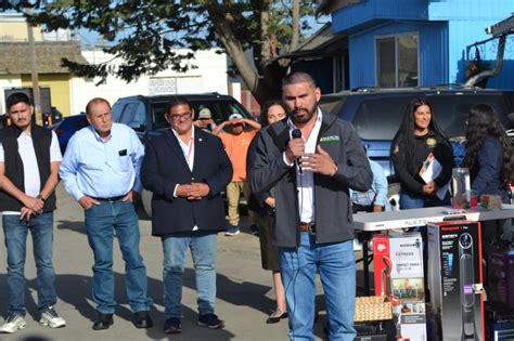 Renowned boxers visit Pajaro trailer park to lift spirits after flood