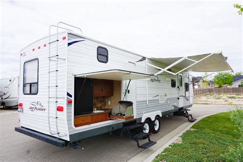 Rent a camping trailer. Put memories into motion. Motorhomes. $209.00/avg per night. Travel trailers. $110.00/avg per night. Campervans. $160.00/avg per night. Popup trailer. $81.00/avg per night. Frequently Asked Questions. What are RV rentals? How much are average RV rentals? Are there RV rentals with unlimited mileage? Are RV rentals pet-friendly? 