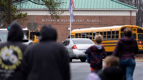 Renuncia maestra que fue baleada por estudiante en Virginia, según funcionarios