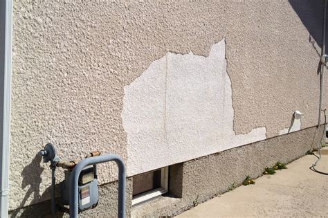 Repair stucco. To make stucco for scratch coat, mix Portland cement, hydrated lime and sand. Mix the ingredients in a 5-gallon bucket or wheelbarrow with a hoe or other heavy pole, adding water u... 
