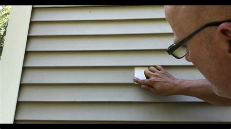 Repair vinyl siding. Vinyl and laminate flooring are two popular options for home remodeling projects. Choosing between the two isn’t always easy though. While vinyl and laminate might look alike in so... 