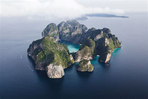 Koh Lanta. Koh Lipe. Similan Islands. Koh Samui. Koh Samet. Koh Phangan. Koh Tao. A visit to Thailand’s best islands can be the highlight of any trip to the kingdom. It’s an excellent way to unwind, with stunning beaches, nodding palms and accommodations within earshot of gently lapping waves.. 