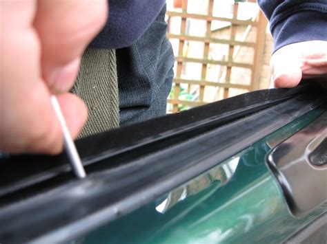 How to install MGB Windscreen bottom seal. 
