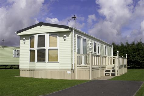 Replacement mobile home windows. Vinyl and aluminum are the most commonly used materials for mobile home window construction. Vinyl is the most popular pick, but both choices are highly durable to give you long-lasting windows. Vinyl Windows. Vinyl is a great choice for material because it is sturdy, affordable, and has greater longevity. 