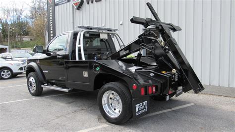 Repo tow truck. A repo is often a flatbed tow truck equipped with a wheel lift. The wheel lift is used to lift and secure the repossessed car. Repo drivers require … 