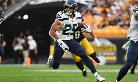 Report: Bears sign former Seahawks RB Travis Homer to 2-yr deal