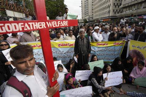 Report of Quran desecration in Pakistan leads mobs to attack churches
