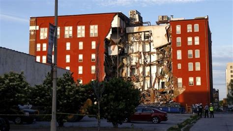 Rescatan a una persona mientras continúa la búsqueda de sobrevivientes en un edificio de apartamentos que derrumbó parcialmente en Davenport, Iowa