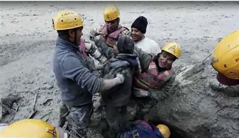 Rescatistas perforan con éxito hasta hombres atrapados en un túnel del Himalaya en un avance para una operación peligrosa