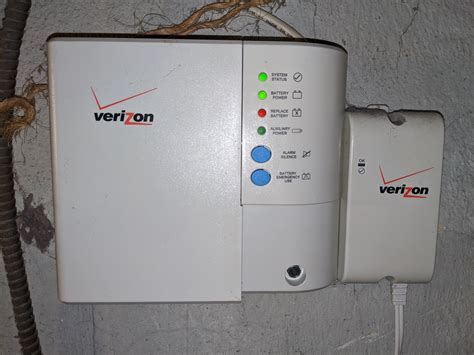 The Internet stopped working after an unsuccessful reset; You moved to a new apartment; The white light turns yellow or red; Examples of Verizon Setups. First, let's review what a standard Verizon setup looks like. You'll likely have one of these setups: SFU ONT - Router - WiFi Extender (Optional) MDU ONT - Router - WiFi Extender ...