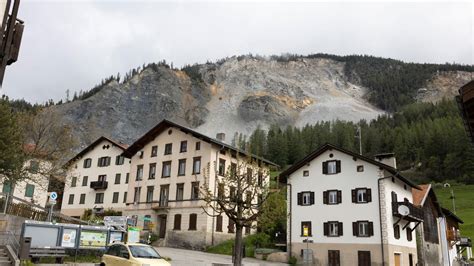 Residents briefly allowed back into rockslide-threatened Swiss village
