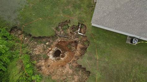 Residents in Ocala neighborhood evacuate after 30-foot hole opens up near homes