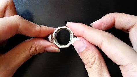 Resize ring. Dental floss (preferably waxed dental floss) can help make your ring smaller. You can resize your ring using dental floss by following these steps: Cut off a long piece – up to 35 inches – of dental floss from the roll. Overlap the floss at least two times and join one of the edges together with a lighter. 