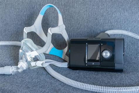 Aparat do leczenia zaburzeń oddychania podczas snu metodą CPAP (stałe dodatnie ciśnienie w drogach oddechowych) ze zintegrowanym nawilżaczem i wbudowanym .... 