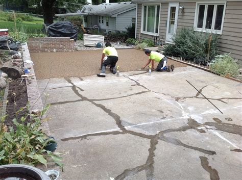Resurface concrete patio. For thicker applications, use additional thin layers of the concrete resurfacer, or use a trowel-applied layer after the initial squeegee application. For trowel-applied mixes, reduce the water to approx. 2 3/4 quarts (2.6 liters) per 40-pound (18.1 kilograms) bag. Refer to the bag for additional instructions and … 