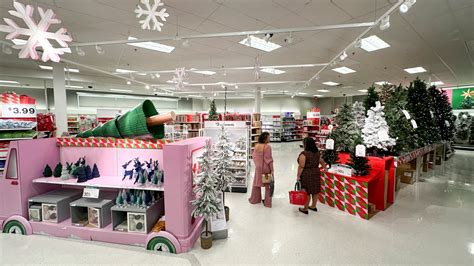 Retailers ready to kick off unofficial start of the holiday season just as shoppers pull back