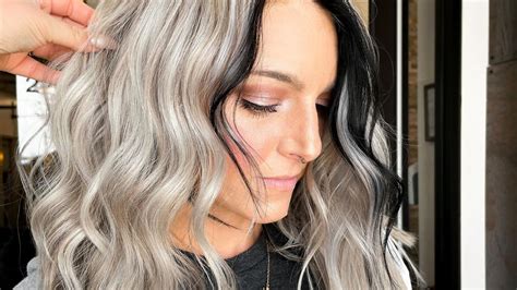 Learn how to create natural face-framing highlights using this money-piece hair technique with teasylights.Full formula using @KenraProfessional Beyond Bond.... 