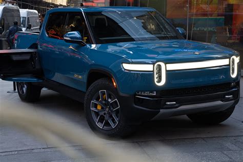 Rivian Automotive ( RIVN 1.40%) shares continued a downward slide today. With a drop of 4.7% as of 12:15 p.m. ET, Rivian stock has plummeted over 35% in the last three months. Today's drop comes .... 