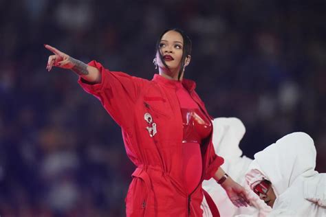 Review: Rihanna fumbled her Super Bowl halftime show, …