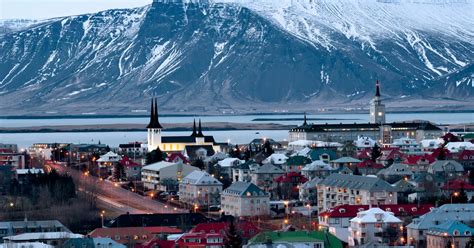 Reykjavik flights. On average, there are 93,000 daily flights originating from about 9,000 airports around the world. At any given time, there are between 8,000 and 13,000 planes in the air around th... 