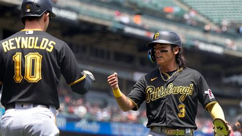 Reynolds’ 3 RBIs, great catch lead Pirates over Giants 9-4, back over .500