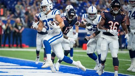Richardson, Fields sit out as Ehlinger rallies Colts past Bears, 24-17
