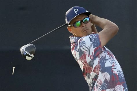 Rickie Fowler’s wild ride gives him a 1-shot lead in the US Open