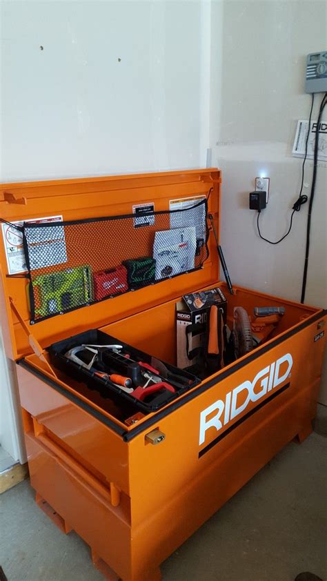 Ridgid truck tool box. This item is TOOLBOX, 606 STD SHAPE 33085. This product is used for tools-replacement-parts. This product manufacture by United States. Model 606. Made of 18-gauge, cold-rolled prime steel. Two heavy-duty plated trunk-type catches. Durable baked red enamel finish, electrostatically sprayed. Ridgid covers its products with a lifetime … 