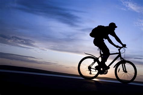 Riding bike. In fact, according to the Harvard Health Letter, a 155-pound person can burn as many as 298 calories in a 30-minute bike ride, if they pedal at a 12-to-13.9 mile-per-hour pace. A person who weighs ... 