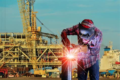 Rig welding. A rig welder is a skilled tradesperson who welds metal components together to create structures or fabrications. Rig welders must be able to read and interpret blueprints and drawings, and have a strong understanding of welding safety procedures. They must also be able to set up and operate welding equipment, … 