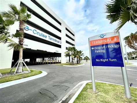 Rightway Parking Rightway Parking offers several different options for cruise passengers that range in price from as little as $5.99 per day to $10.99 per day. The closest lot is a within a short walk to Terminals 2 & 3, right next to the parking garage offered by the Port of Tampa Bay.. 