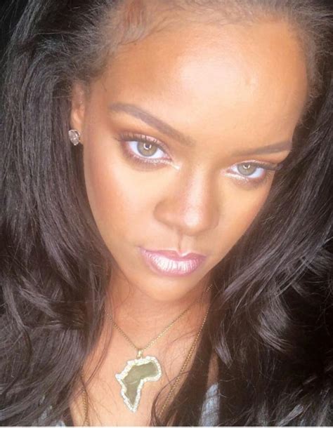Rihanna burun